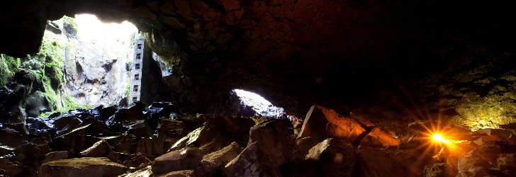 Furna do Enxofre, imponente caverna lavica con um lago al suo interno