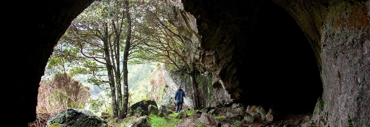 Grotte der Maria Encantada mit Blick auf das Innere des Kessels