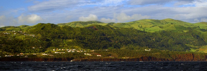 São Jorge é uma ilha estreita e comprida sendo a sua forma resultado de uma sucessão de erupções vulcânicas 