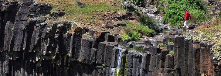 Ribeira de Maloás, queda de água com 20 metros, ladeada de uma disjunção prismática 